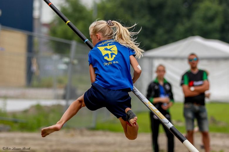 Ontdek de Adrenaline van Fierljeppen: De Friese Kunst van Polsstokverspringen
